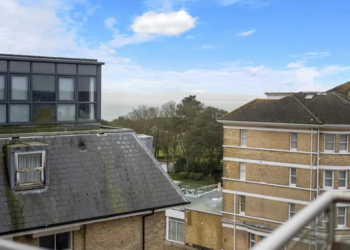 Westcliff Penthouse With Sea Views And Balcony